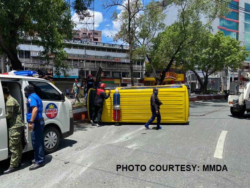 Ambulansya tumagilid sa EDSA matapos mabangga ng taxi