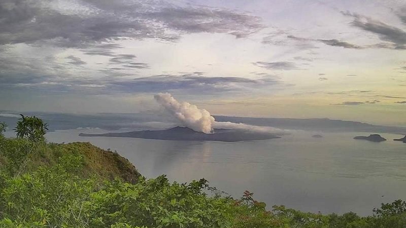 Makapal na usok namataan sa Bulkang Taal ngayong umaga