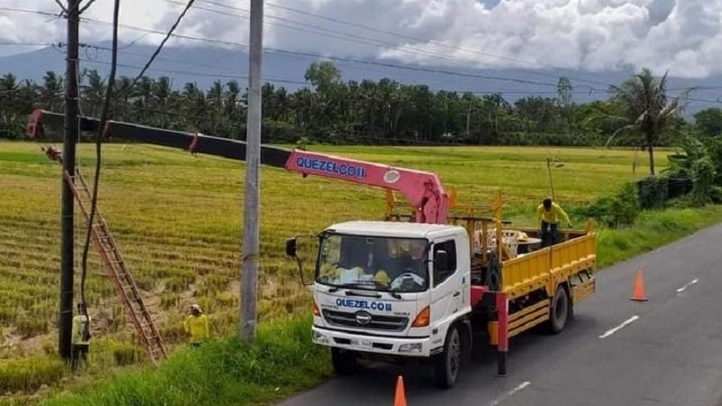 WATCH: Suplay ng kuryente sa tatlong bayan ng Quezon Province, tiniyak ng QUEZELCO II