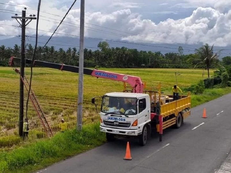 WATCH: Suplay ng kuryente sa tatlong bayan ng Quezon Province, tiniyak ng QUEZELCO II