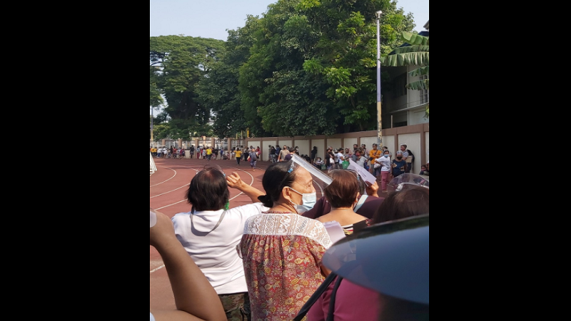 WATCH: Pila sa mga kukuha ng 2nd tranche ng kanilang SAP sa Montalban; physical distancing hindi na nasunod