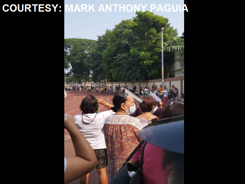 WATCH: Pila sa mga kukuha ng 2nd tranche ng kanilang SAP sa Montalban; physical distancing hindi na nasunod