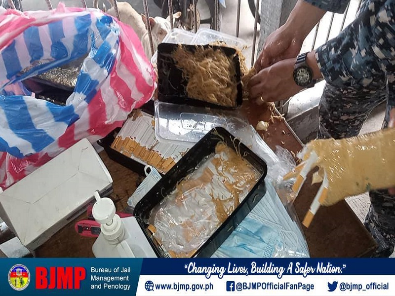 Mahigit 3,000 stick ng yosi tinangkang ipuslit sa selda sa Caloocan; isiniksik sa lechon manok at pansit