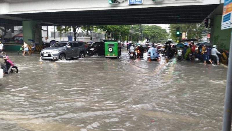 Maraming lansangan sa Metro Manila, binaha