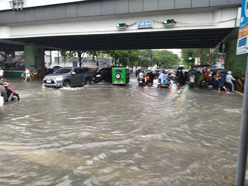 Maraming lansangan sa Metro Manila, binaha