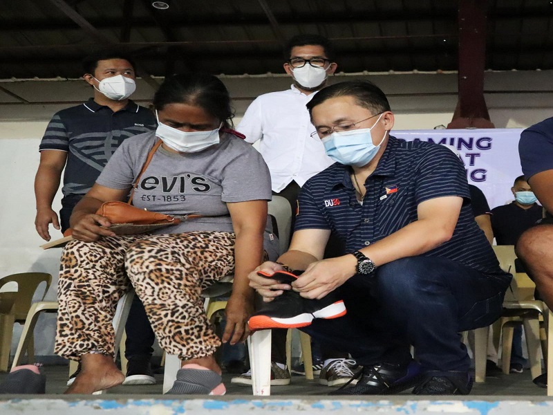 Libu-libong evacuees sa Laurel, Batangas tumanggap ng tulong mula kay Senator Bong Go