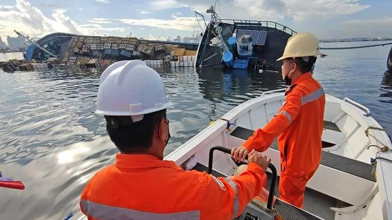 Dalawang barko nagbanggaan sa South Harbor; Coast Guard nakapagtala ng pagkalat ng Oil Sheen