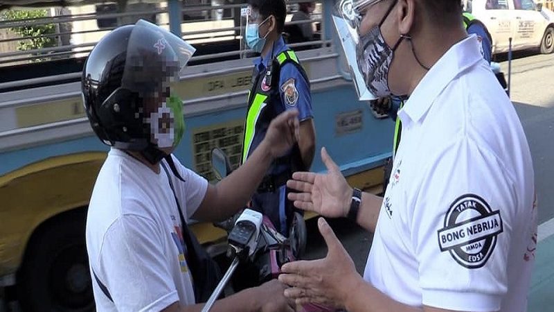 Motoricyle rider huli ng MMDA; inaming nabili sa pamamagitan ng Facebook ang kaniyang pekeng lisensya