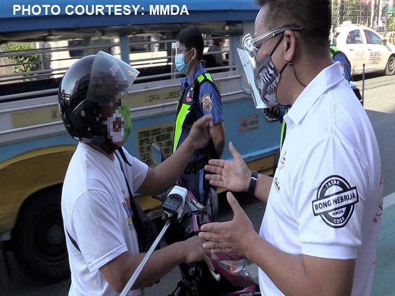 Motoricyle rider huli ng MMDA; inaming nabili sa pamamagitan ng Facebook ang kaniyang pekeng lisensya