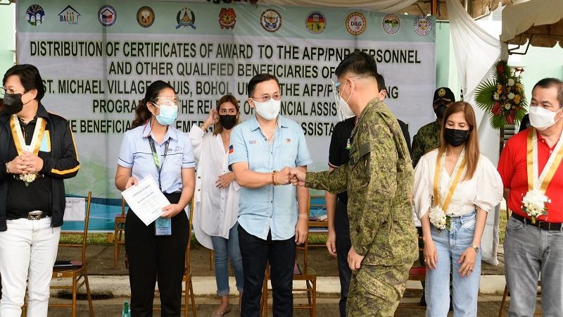 Mga pulis at sundalo sa Bohol napagkalooban ng bahay