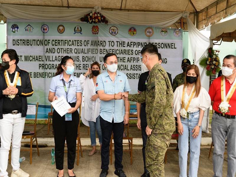 Mga pulis at sundalo sa Bohol napagkalooban ng bahay