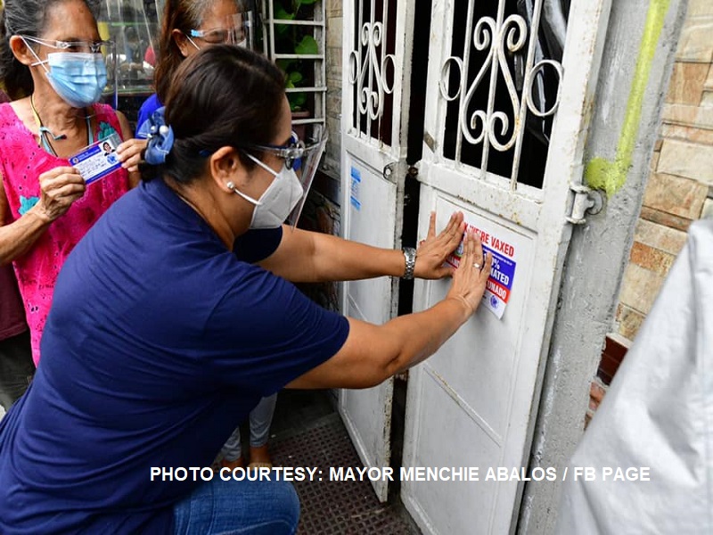 Bahay ng mga nabaunahan na sa Mandaluyong kinabitan ng Relax, We’re Vaxed” stickers