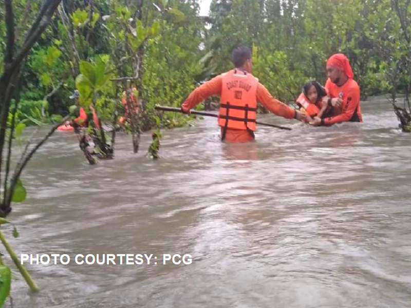 Mga na-trap na residente sa binahang mga barangay sa Naujan, Oriental Mindoro sinagip ng Coast Guard