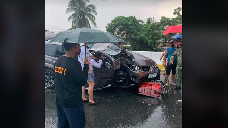 WATCH: Aksidente sa Batangas, Montero sumalpok sa concrete island