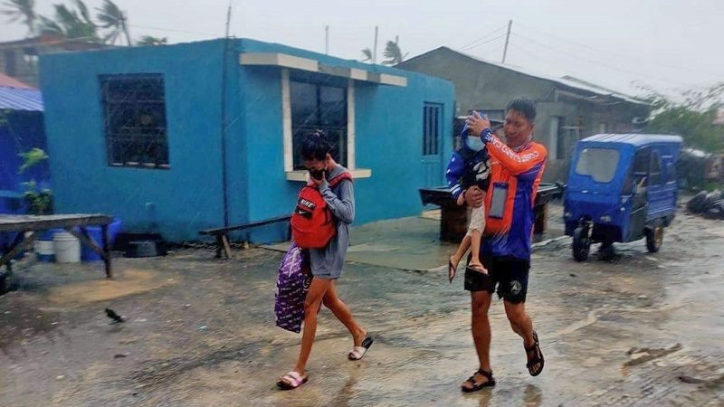 60 pamilya na nakatira sa coastal community ng Noveleta, Cavite inilikas ng Coast Guard