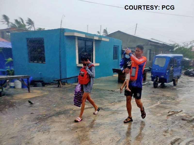 60 pamilya na nakatira sa coastal community ng Noveleta, Cavite inilikas ng Coast Guard