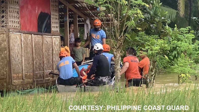 Anim na pamilya sa Ormoc City inilikas ng Coast Guard matapos makaranas ng pagbaha