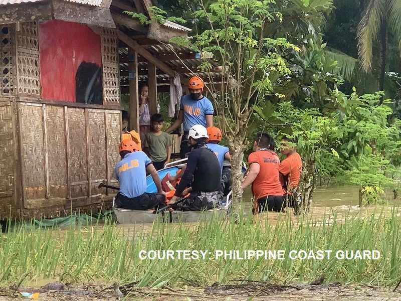 Anim na pamilya sa Ormoc City inilikas ng Coast Guard matapos makaranas ng pagbaha