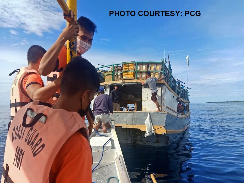 Pitong sakay ng nagkaproblemang lantsa sa Palawan nailigtas ng Coast Guard