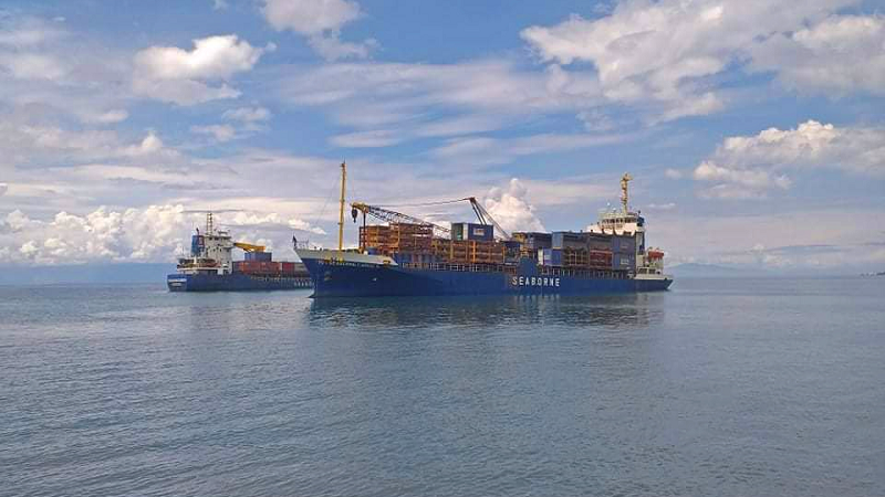 Dalawang cargo vessel nagkaproblema sa karagatang sakop ng Lobo, Batangas; 45 crew nailigtas