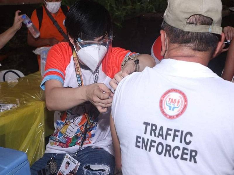 Frontliners sa Caloocan City tumanggap ng libreng flu vaccine