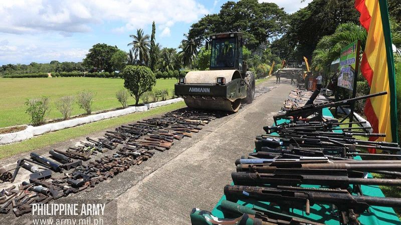 Mga nakumpiska at isinukong armas winasak sa Maguindanao