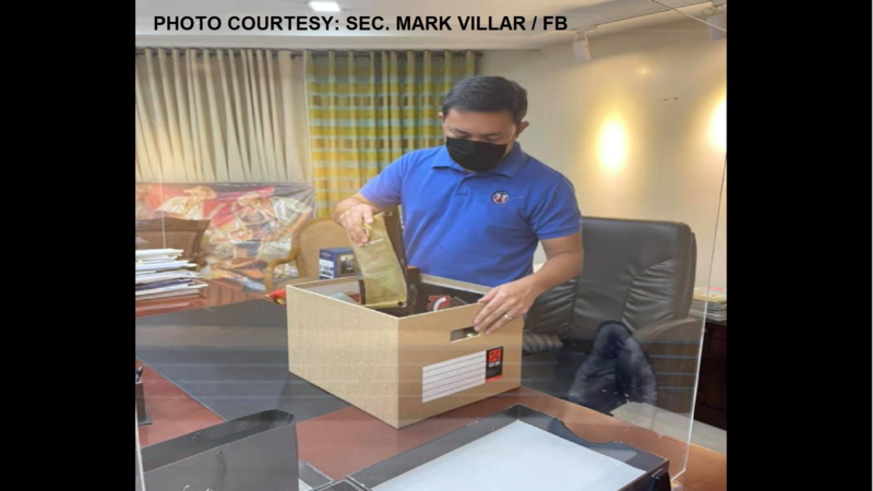 LOOK: DPWH Sec. Mark Villar nag-empake na; huling araw na ngayon bilang kalihim ng DPWH