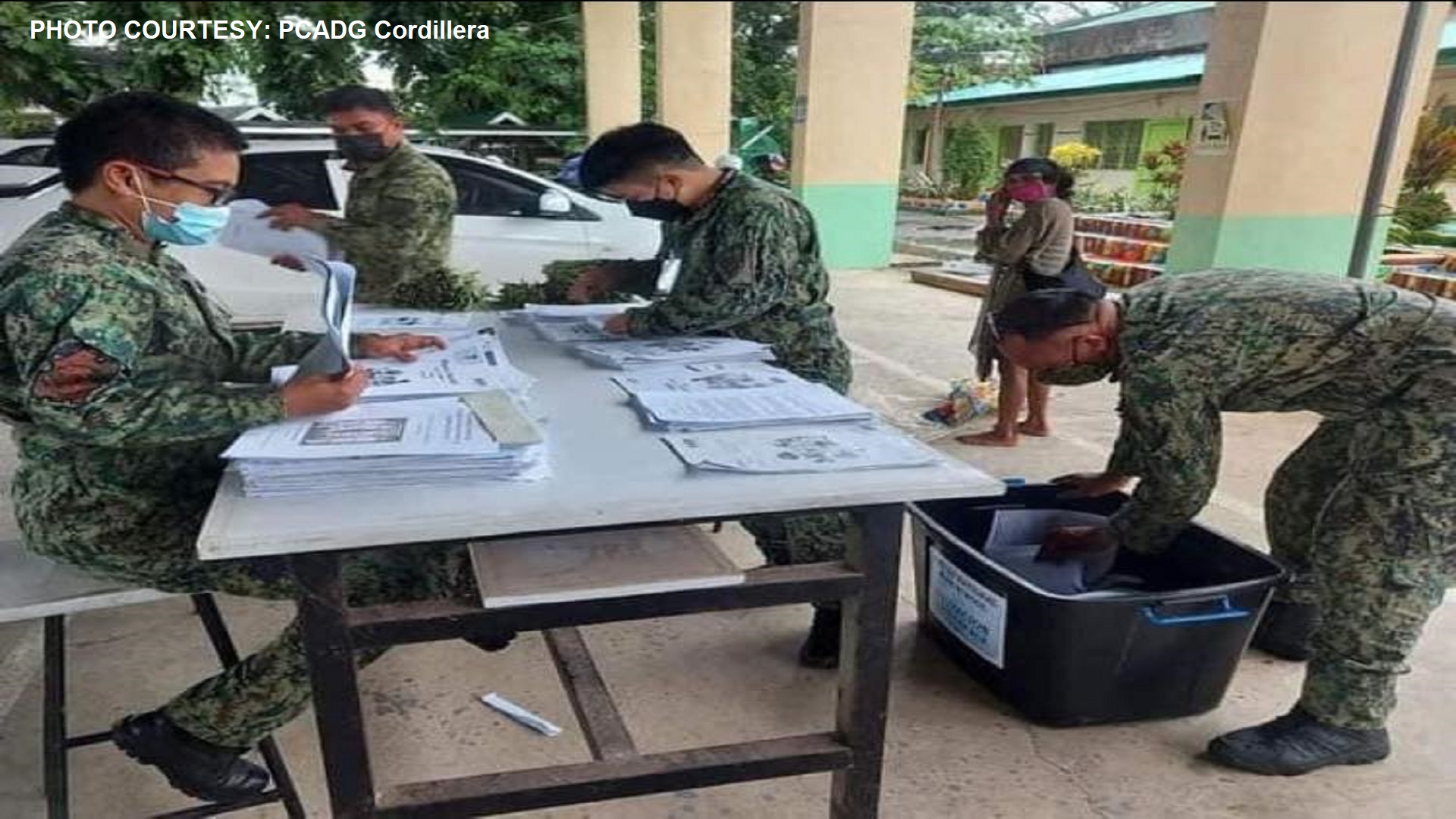 LOOK: Mga pulis sa Apayao tumulong sa mga guro sa pag-aayos ng module