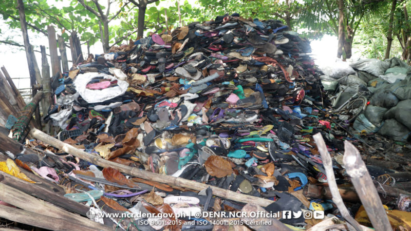 LOOK: Tambak na mga tsinelas napadpad sa baybayin ng Navotas galing sa Manila Bay