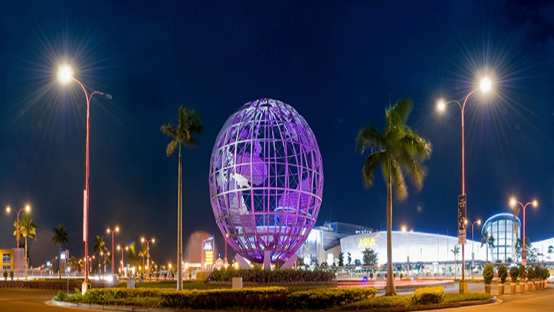 Netizens nabulabog sa balitang nanakaw ang iconic globe sa SM MOA; publicity lang pala para sa Netflix Film na ‘Red Notice’