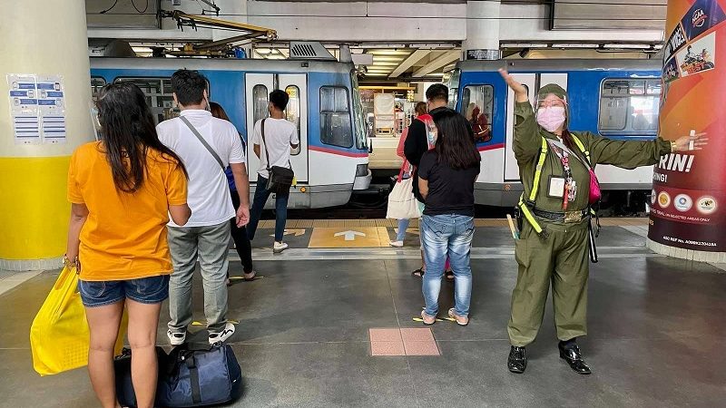 Pagsusuot ng face shield sa MRT-3 hindi na mandatory