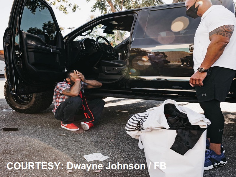 Dwayne “The Rock” Johnson sinorpresa ang fans na nanonood ng Red Notice sa isang sinehan; Navy veteran binigyan ng pick-up truck