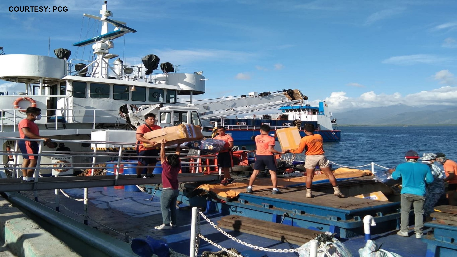 BRP Bojeador ng Coast Guard naghatid ng tulong sa Palawan