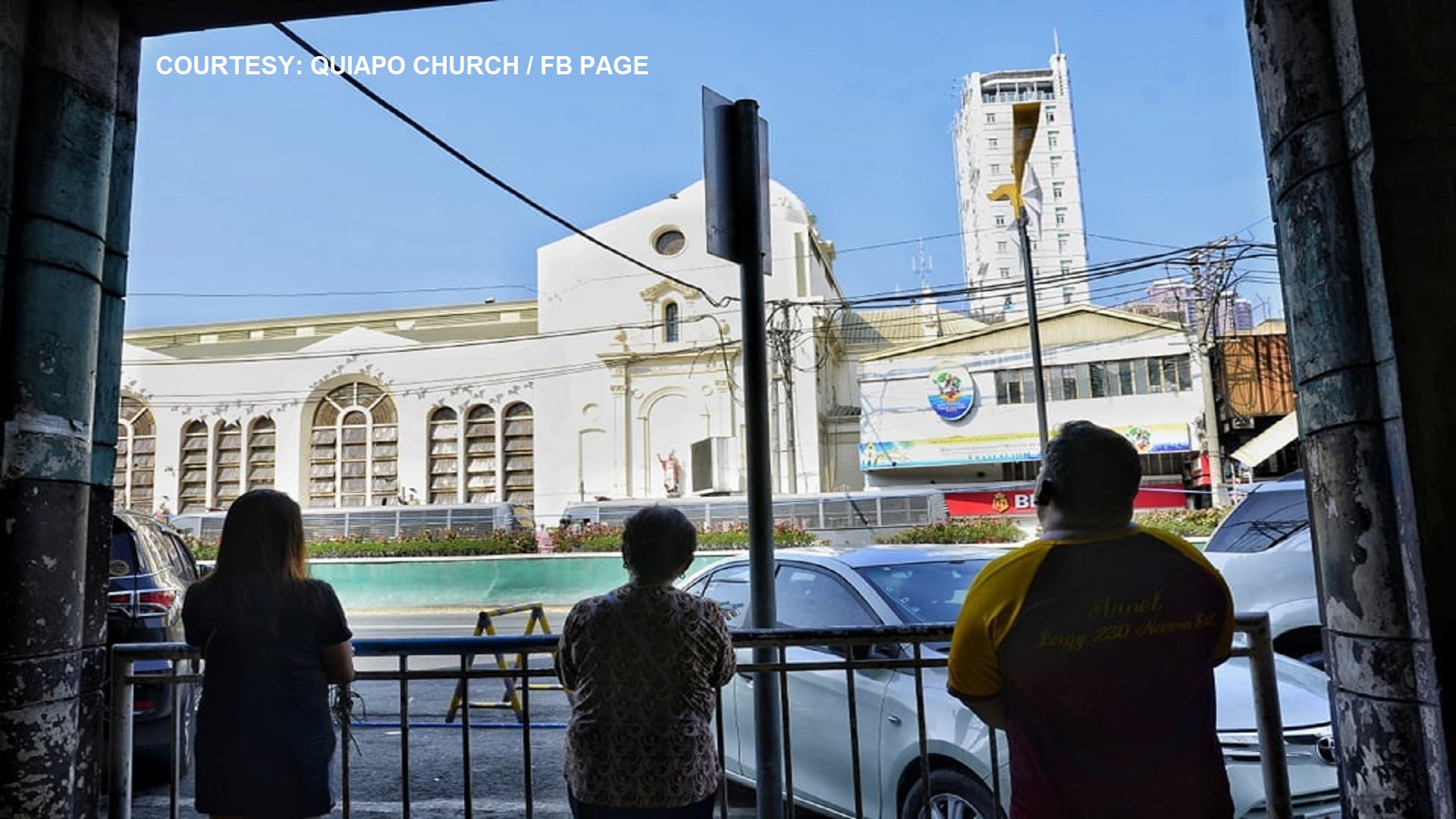 Ilang debotong Black Nazarene nagkasya na lamang sa pagtanaw sa Quiapo Church