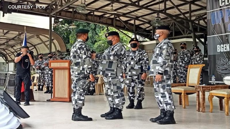 Tauhan ng Coast Guard na sumagip sa isang lalaking tumalon sa Quezon Bridge pinarangalan