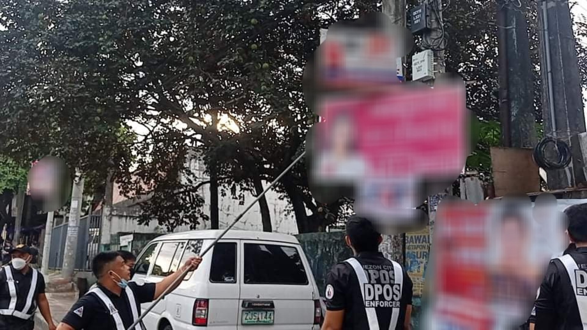 Ads at posters na nakapaskil sa mga bawal na lugar sa QC, binaklas