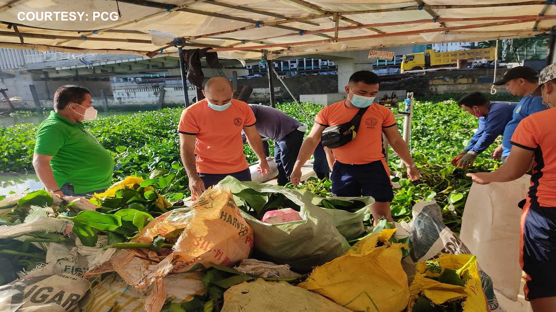 120 sako ng basura nakulekta sa isinagawang clean-up operation ng Coast Guard sa Pasig River