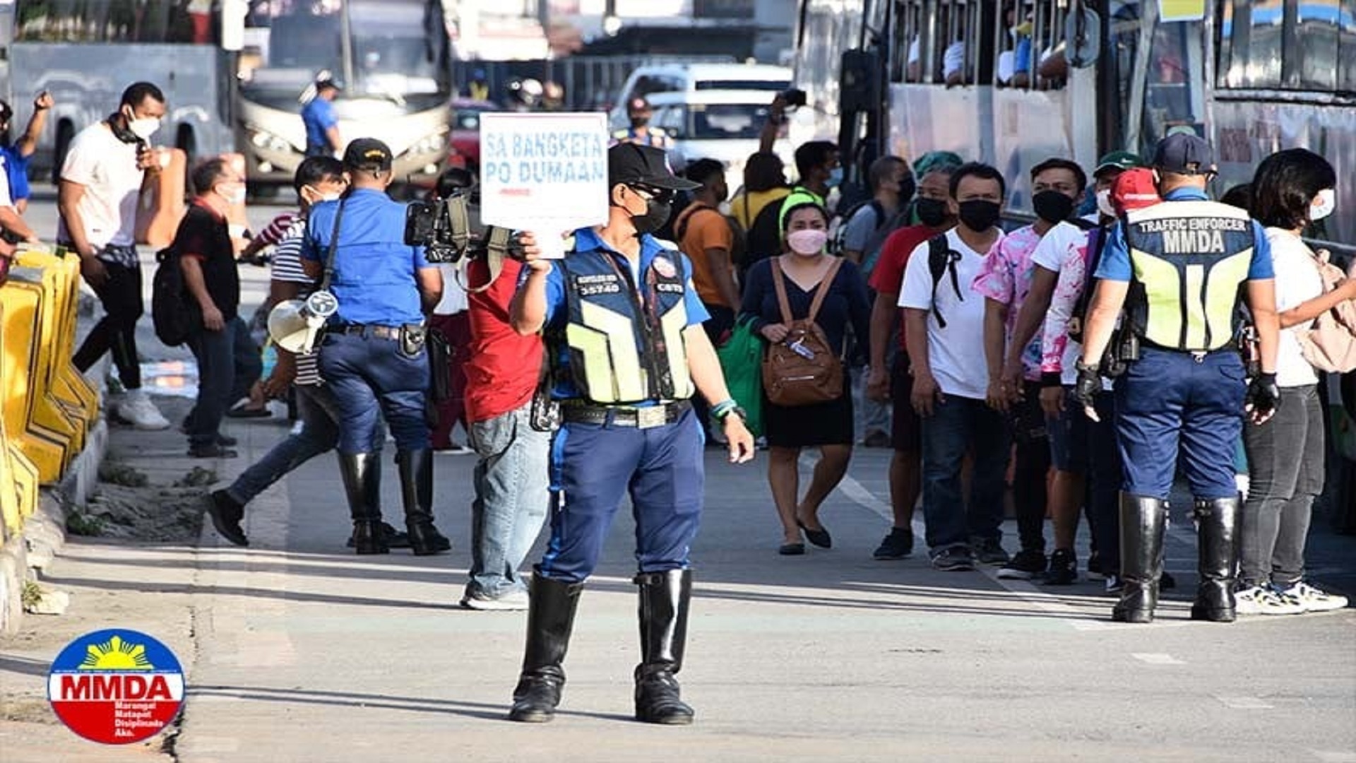 MMDA nag-deploy ng mga bus para masakyan ng mga stranded na pasahero sa Commonwealth Avenue