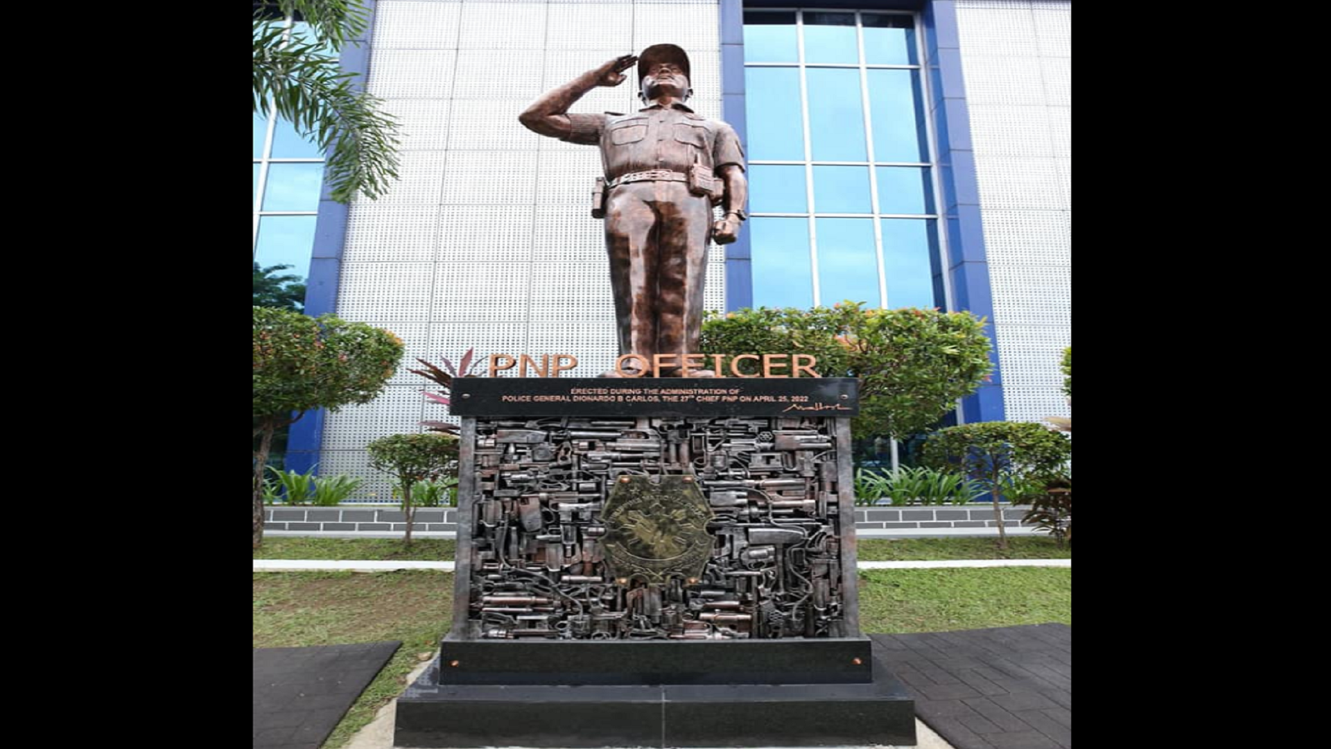 “PNP Officer” statue na gawa sa scrap gun parts, pinasinayaan sa Camp Crame