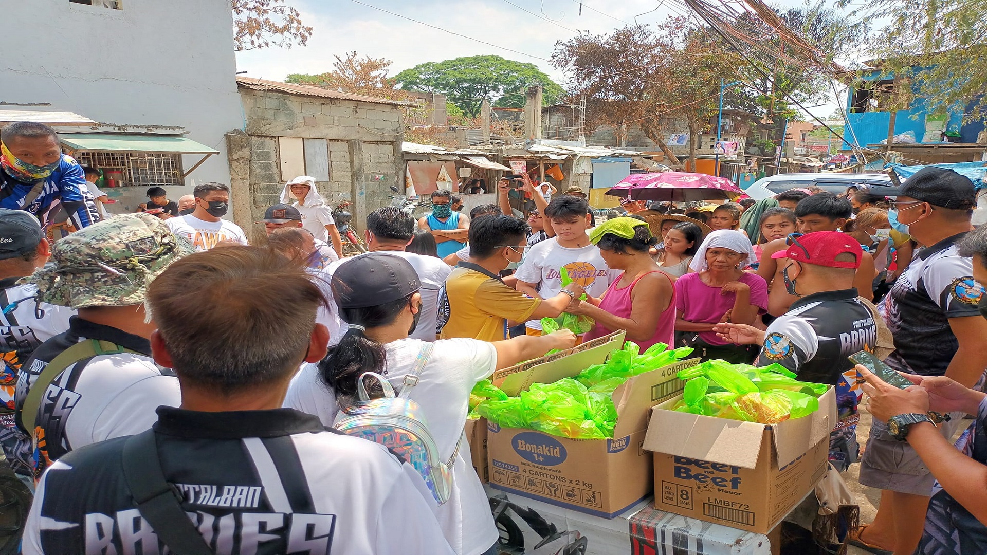 WATCH: Grupong Paramount Montalban Braves Eagles Club – Philippine Eagle naghatid ng tulong sa mga nasunugan sa Montalban