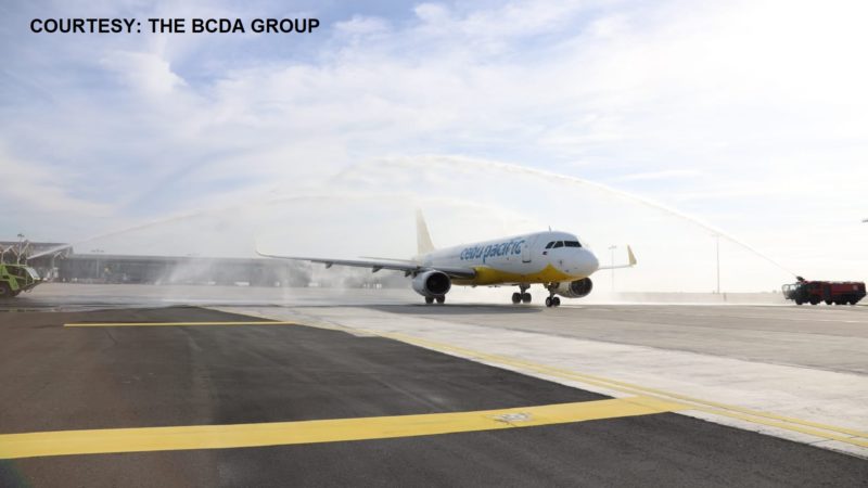 Unang flights na umalis at lumapag sa bagong passenger terminal ng Clark International Airport binigyan ng water cannon salute