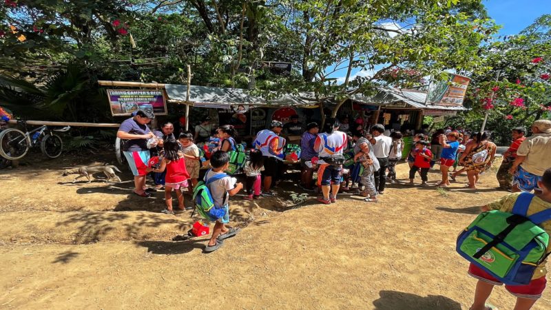 Grupo ng bikers namahagi ng pagkain, school supplies sa mahigit 100 kabataan sa Montalban