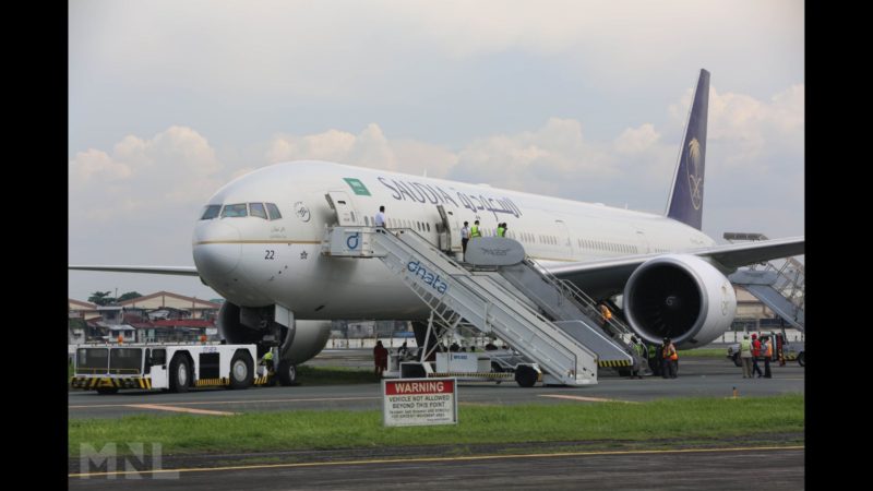 Eroplano ng Saudi Airlines sumadsad sa damuhang bahagi ng runway sa NAIA; mahigit 400 pasahero, ligtas