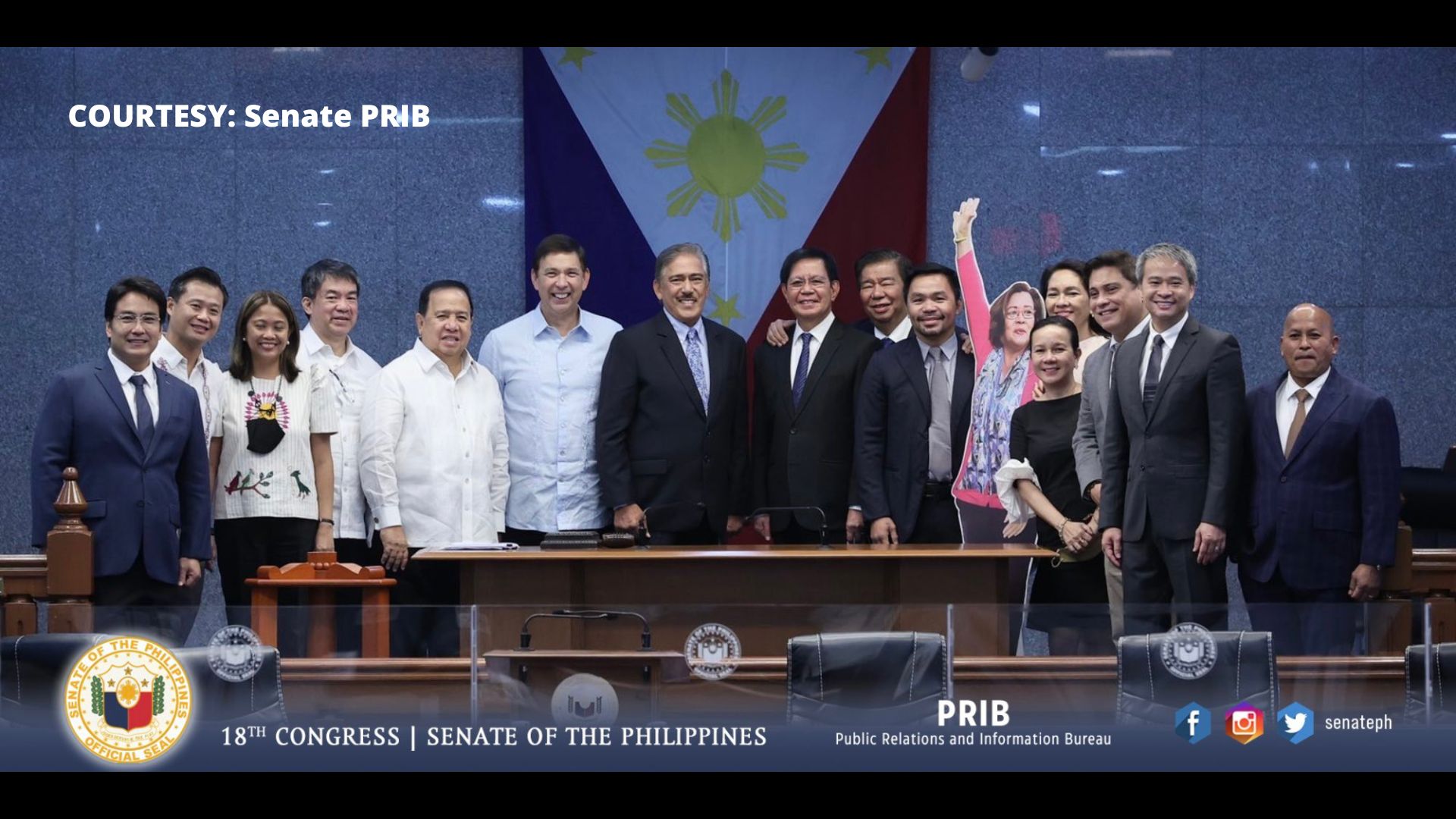 TINGNAN: Group photo ng mga senador sa huling sesyon ng 18th Congress