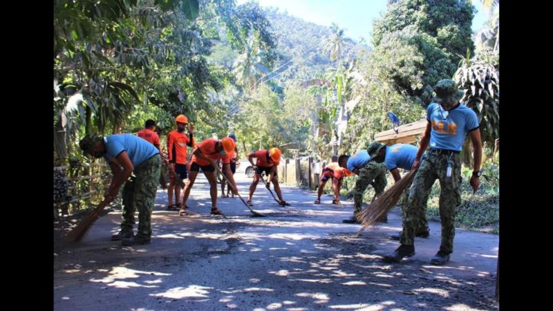 Clearing operations sa mga kalsadang naapektuhan ng pagputok ng Mt. Bulusan nagpapatuloy