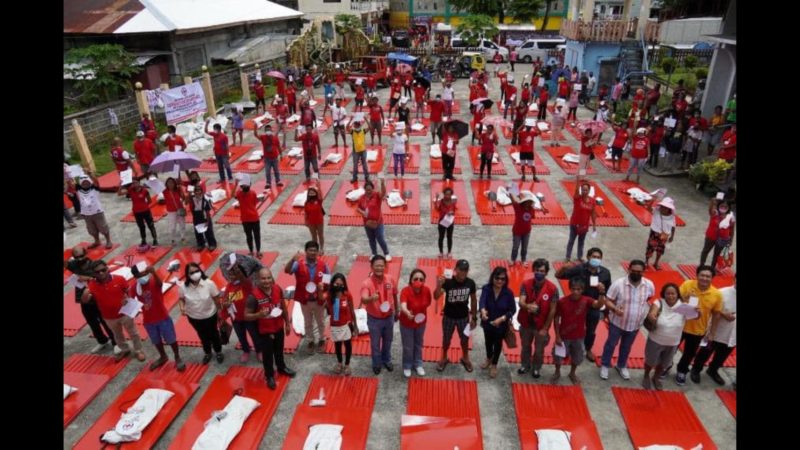 400 pamilya na biktima ng Typhoon Odette sa Southern Leyte tumanggap ng cash aid at GI sheets mula sa Red Cross