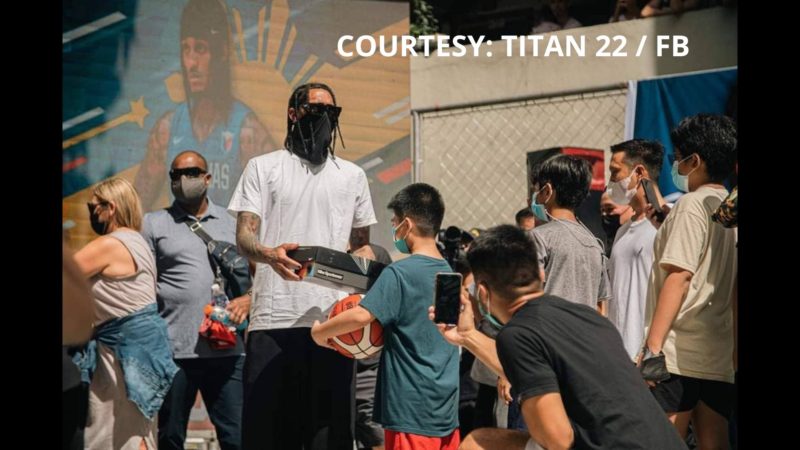 Jordan Clarkson namahagi ng sapatos sa Tenement community sa Taguig