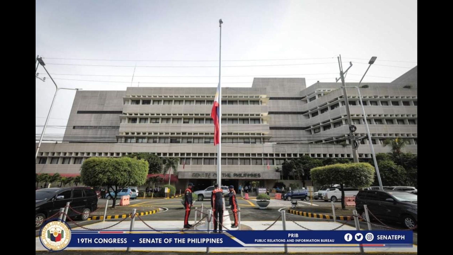 TINGNAN: Watawat sa Senado at Kamara inilagay sa half-mast bilang pagluluksa sa pagpanaw ni dating Pangulong Ramos