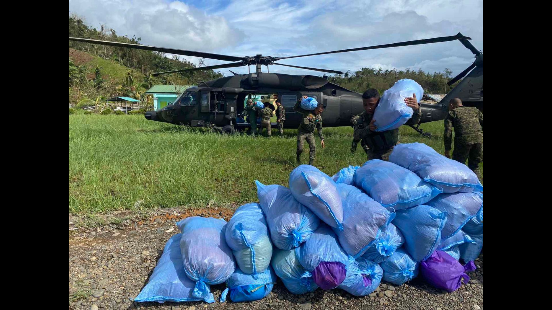 Air Force choppers naghatid ng relief supplies sa mga lugar na labis na nasalanta ng bagyo