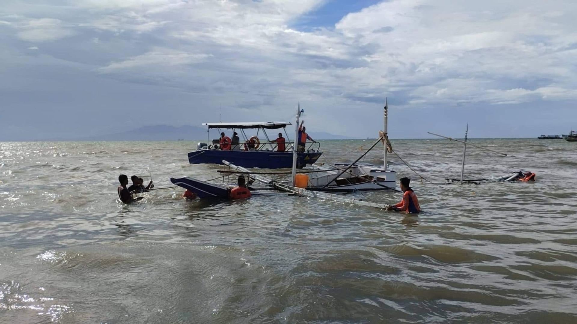 Dalawang mangingisda nailigtas ng Coast Guard sa Cavite
